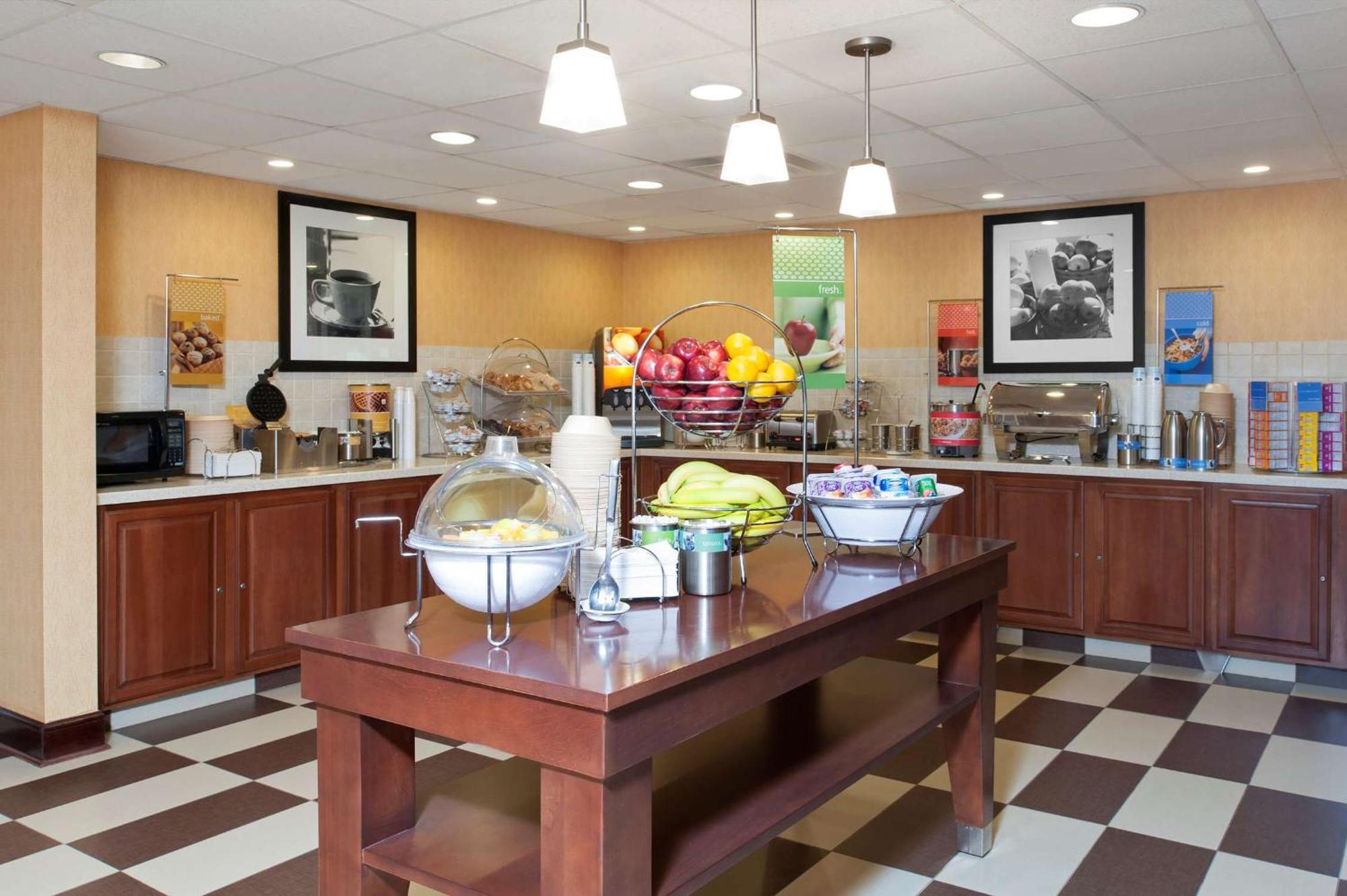 Hampton Inn & Suites Cleveland-Southeast-סטריטסבורו מראה חיצוני תמונה