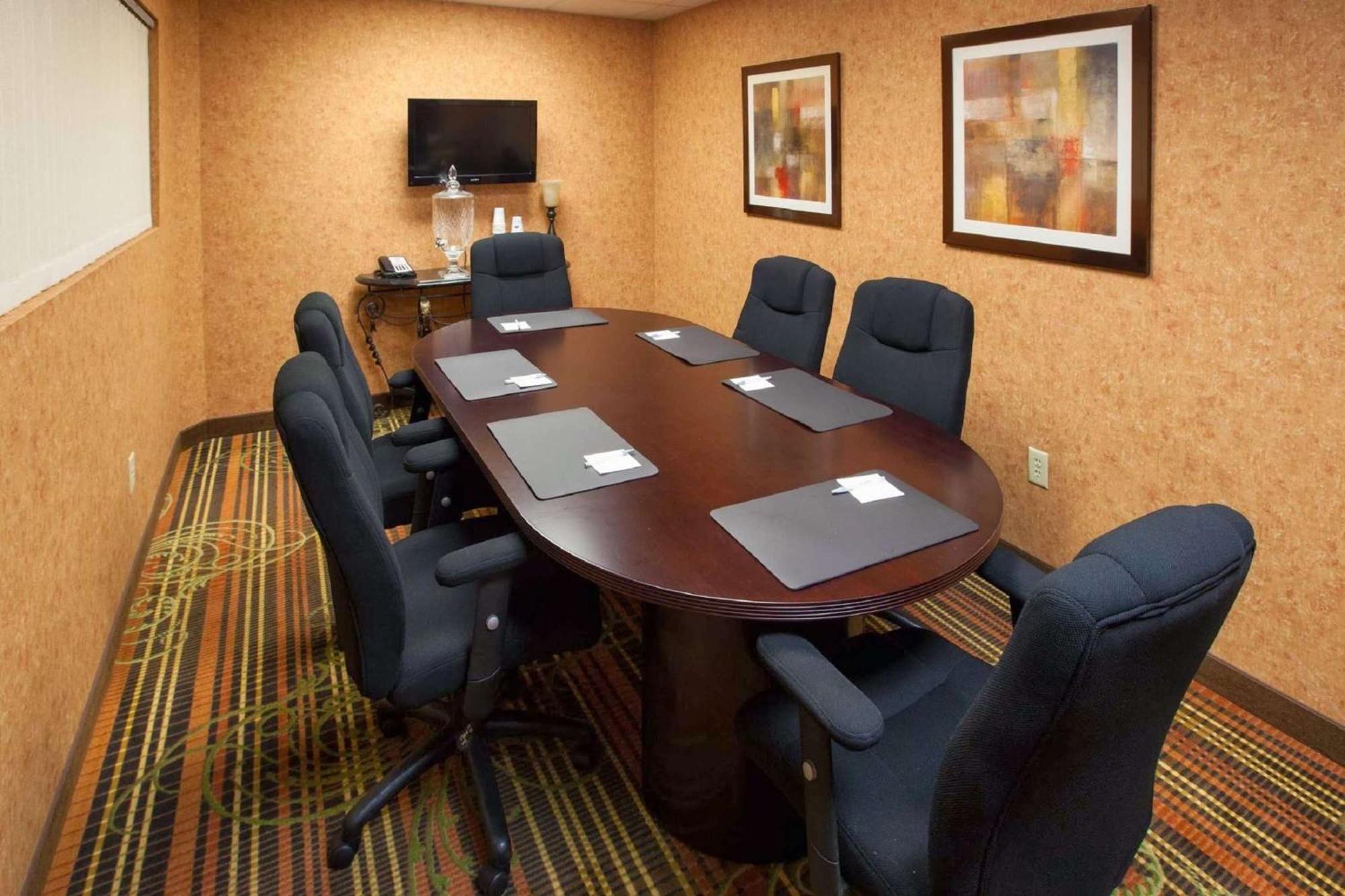 Hampton Inn & Suites Cleveland-Southeast-סטריטסבורו מראה חיצוני תמונה