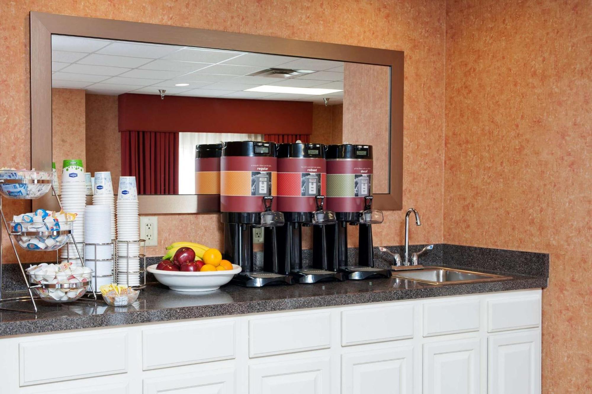 Hampton Inn & Suites Cleveland-Southeast-סטריטסבורו מראה חיצוני תמונה