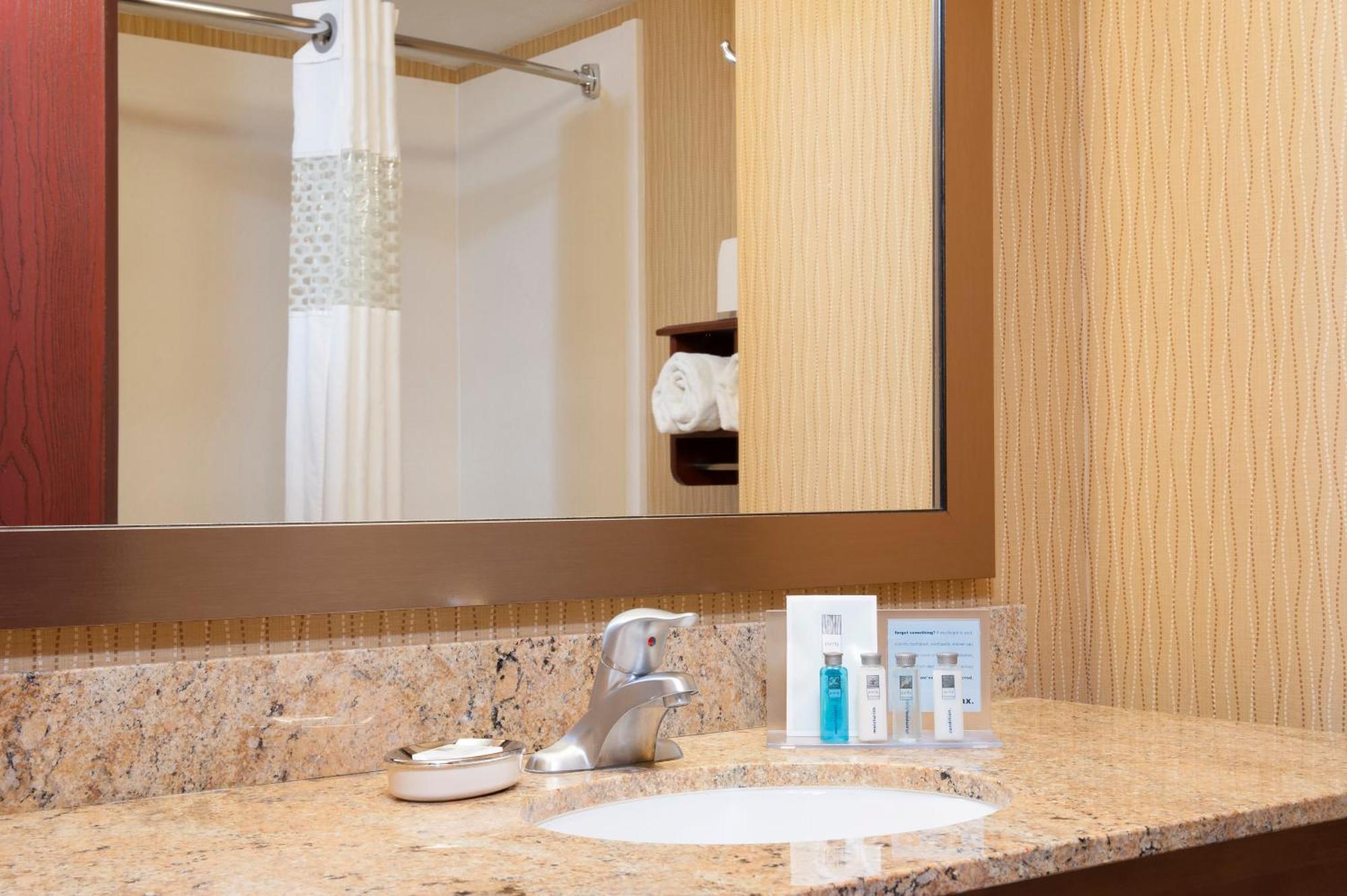Hampton Inn & Suites Cleveland-Southeast-סטריטסבורו מראה חיצוני תמונה